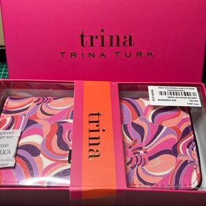 ❤️Trina Turk Wallet/ Wristlet NWT
Anemone Swirl Pattern Wallet in Pink &Purple